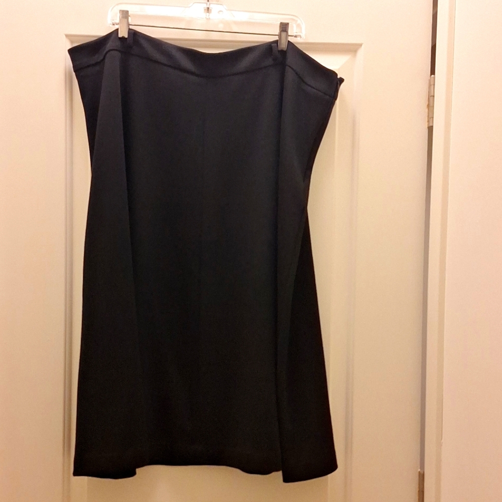 Jones New York Womens Collection size 20w black flare stretch skirt.